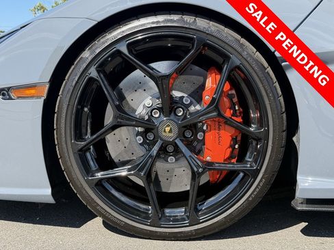 Used 2024 Lamborghini Revuelto image 19