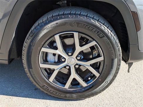 Used 2023 Jeep Grand Cherokee Limited image 11