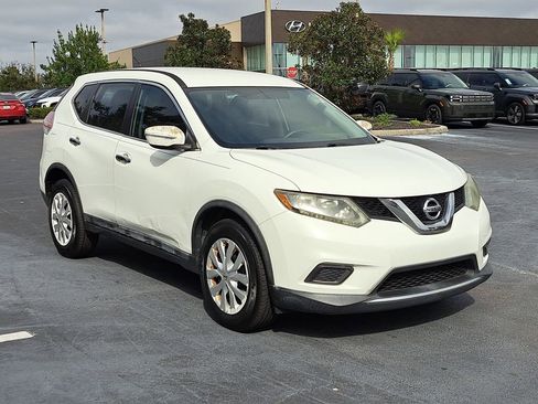 Used 2015 Nissan Rogue S image 2