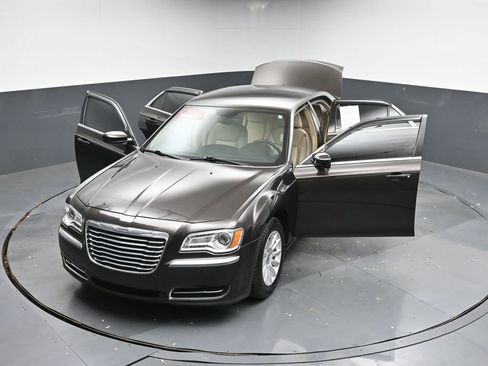 Used 2013 Chrysler 300 image 42