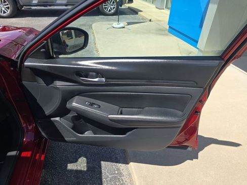 Used 2025 Nissan Altima 2.5 SV FWD image 40