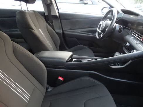 Used 2023 Hyundai Elantra SEL w/ Convenience Package FWD image 8