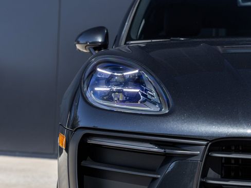 New 2026 Porsche Macan image 18