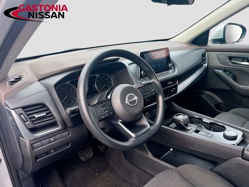 Used 2023 Nissan Rogue SV image 11