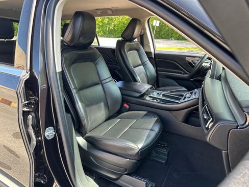 Used 2023 Lincoln Aviator AWD image 32