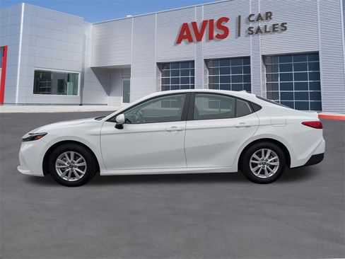 Used 2025 Toyota Camry LE image 10