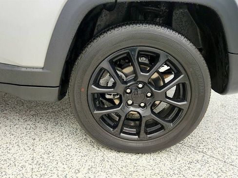 Used 2023 Jeep Compass Latitude w/ Sun and Sound Group AWD/4WD image 9