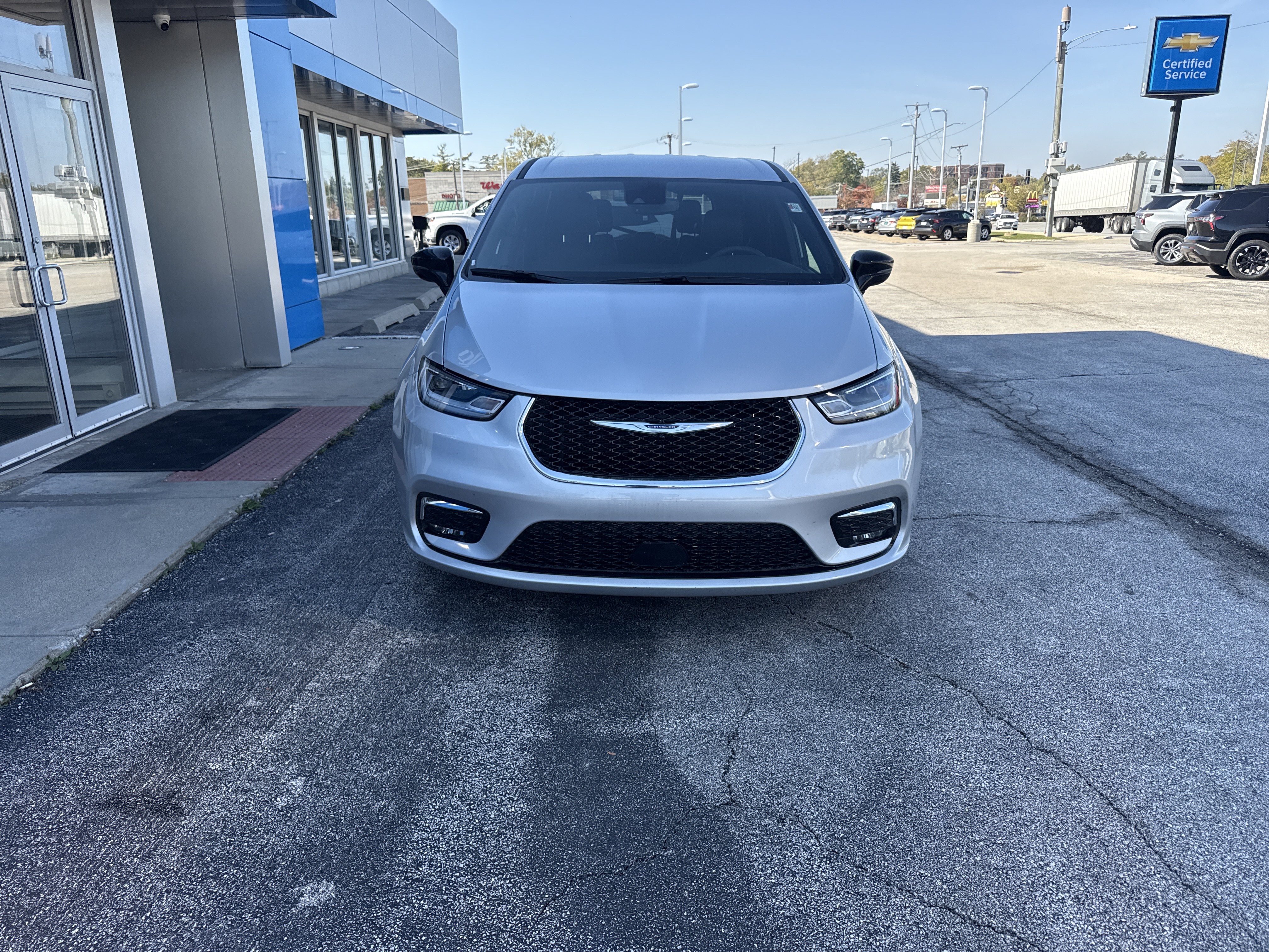 Used 2026 Chrysler Pacifica Select FWD image 3