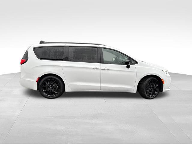 New 2026 Chrysler Pacifica Select w/ S Appearance Package FWD image 8
