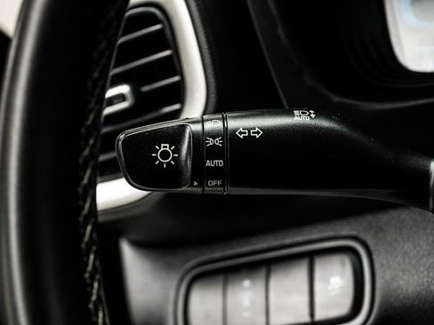 Used 2023 Hyundai Venue SEL image 26