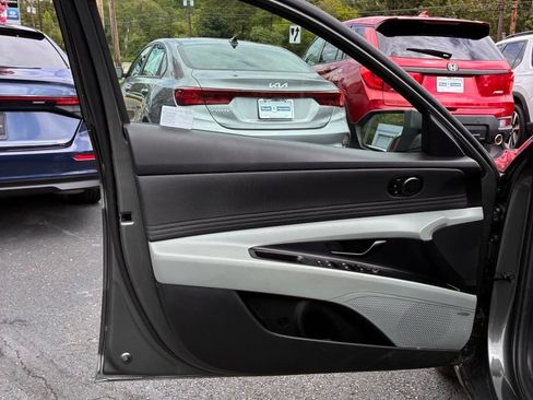 Used 2025 Hyundai Elantra Limited FWD image 24