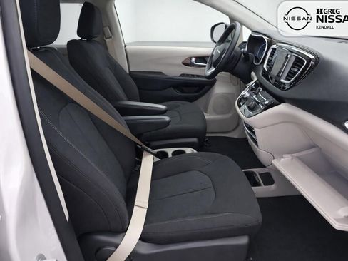 Used 2023 Chrysler Voyager LX FWD image 10