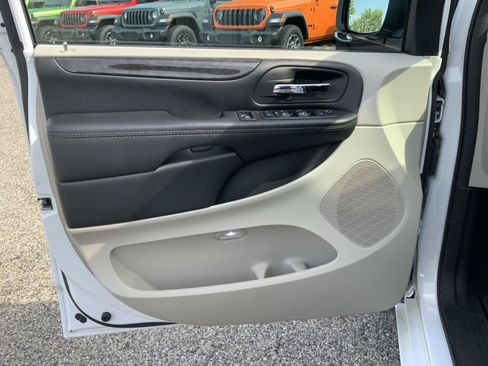 Used 2019 Dodge Grand Caravan SE w/ UConnect Hands-Free Group FWD image 16