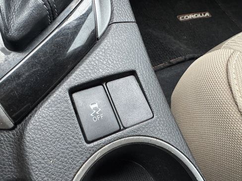 Used 2014 Toyota Corolla LE FWD image 29