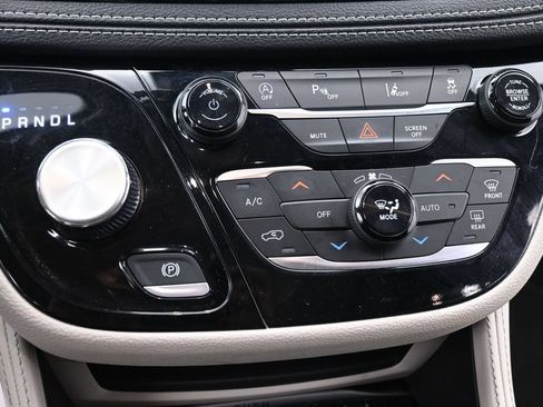 Used 2023 Chrysler Pacifica Limited FWD image 11