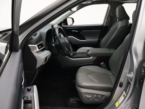 Used 2023 Toyota Highlander XLE FWD image 14