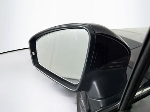 Used 2023 Volkswagen Tiguan SE w/ Panoramic Sunroof Package FWD image 16