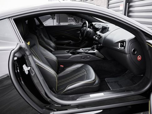 Used 2023 Aston Martin V8 Vantage Coupe RWD image 23