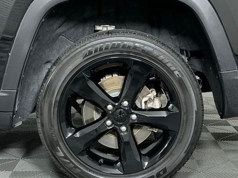 Used 2024 Jeep Grand Cherokee L Altitude AWD/4WD image 10