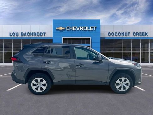 Used 2022 Toyota RAV4 LE image 9