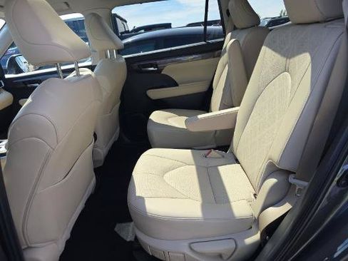 Used 2024 Toyota Highlander Platinum AWD/4WD image 4