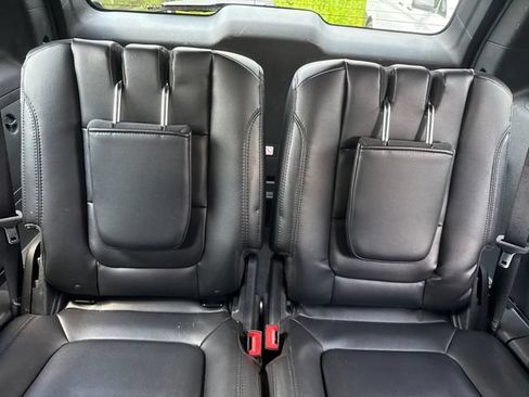 Used 2019 Ford Explorer XLT w/ Equipment Group 202A AWD/4WD image 33
