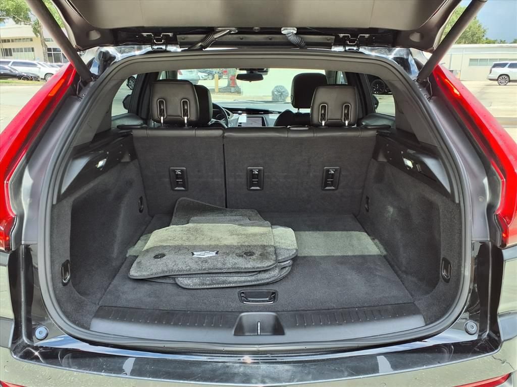 Used 2022 Cadillac XT4 Luxury w/ Cold Weather Package FWD image 16