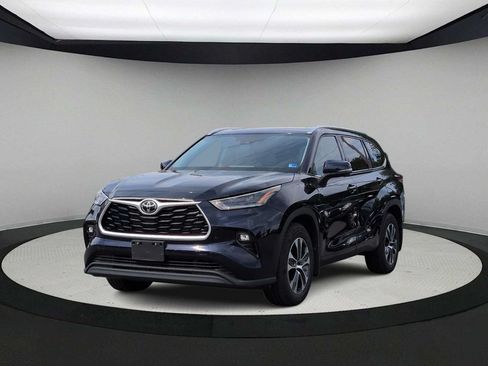 Used 2021 Toyota Highlander XLE AWD/4WD image 4