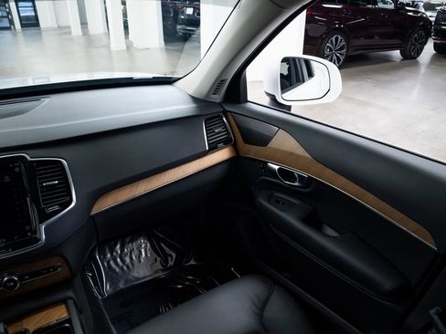 Used 2025 Volvo XC90 T8 Plus image 11