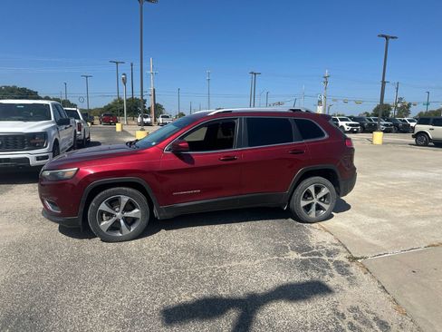 Used 2019 Jeep Cherokee Limited w/ Technology Group FWD image 2