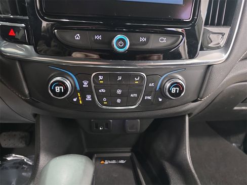 Used 2023 Chevrolet Traverse LT w/ Rear Camera Mirror Package image 22