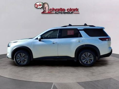 Certified 2024 Nissan Pathfinder SV FWD image 2