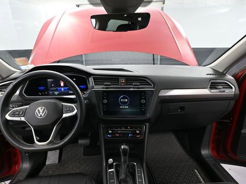 Used 2023 Volkswagen Tiguan SE AWD/4WD image 25