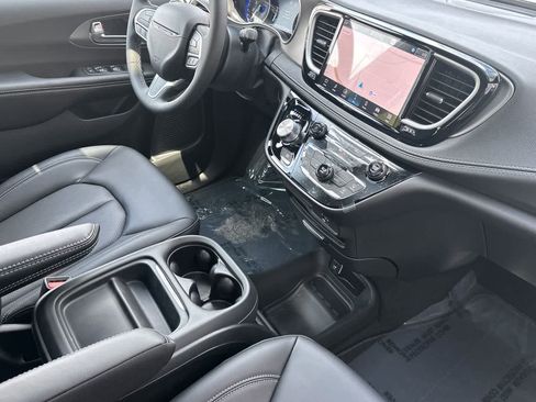 New 2027 Chrysler Pacifica Select AWD/4WD image 18