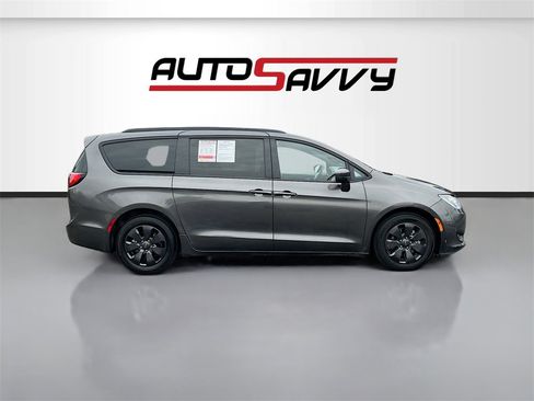 Used 2019 Chrysler Pacifica Touring-L w/ S Appearance Package image 8