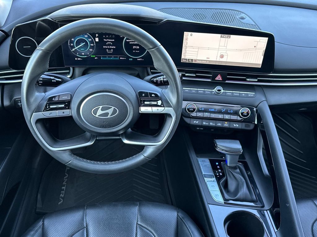 Used 2025 Hyundai Elantra Limited FWD image 17