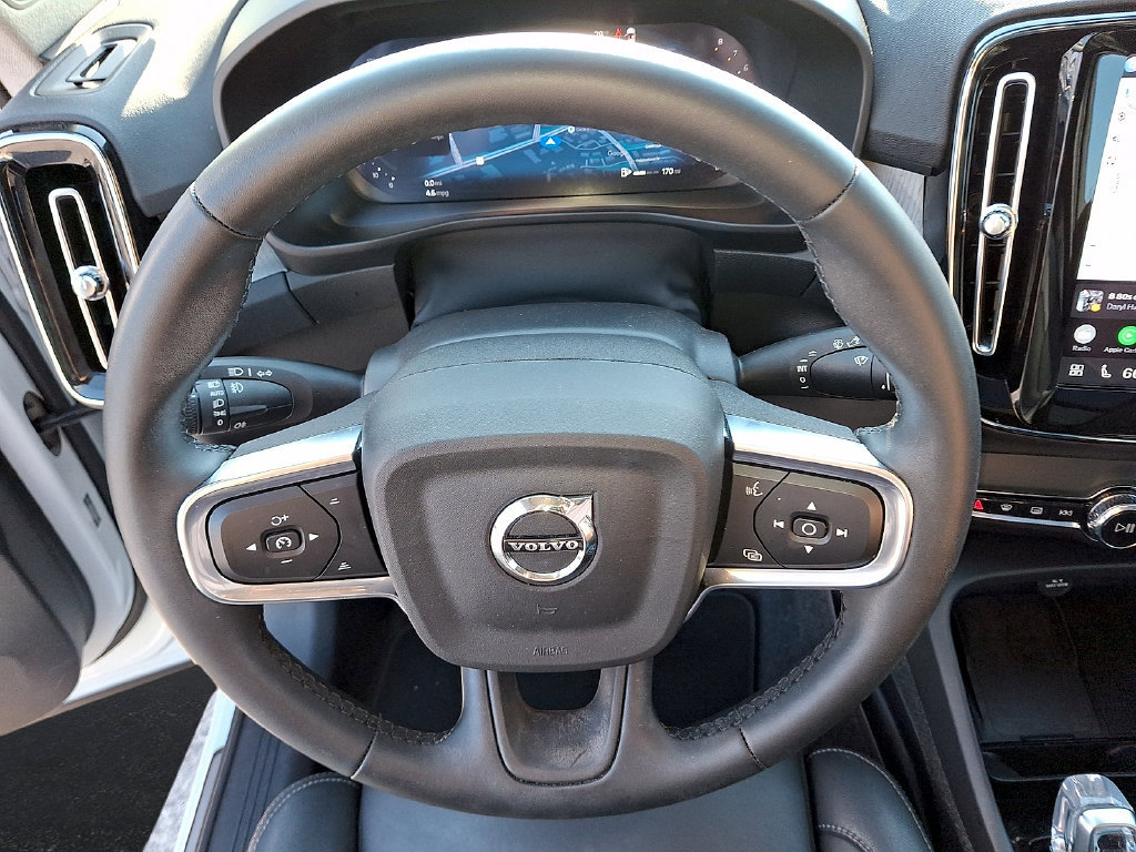 Certified 2025 Volvo XC40 B5 Plus AWD/4WD image 22