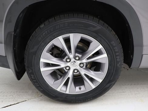 Used 2015 Toyota Highlander XLE image 9