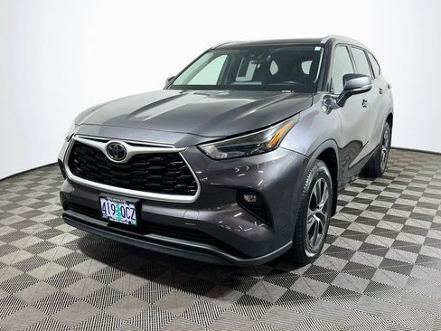 Used 2022 Toyota Highlander XLE AWD/4WD image 3