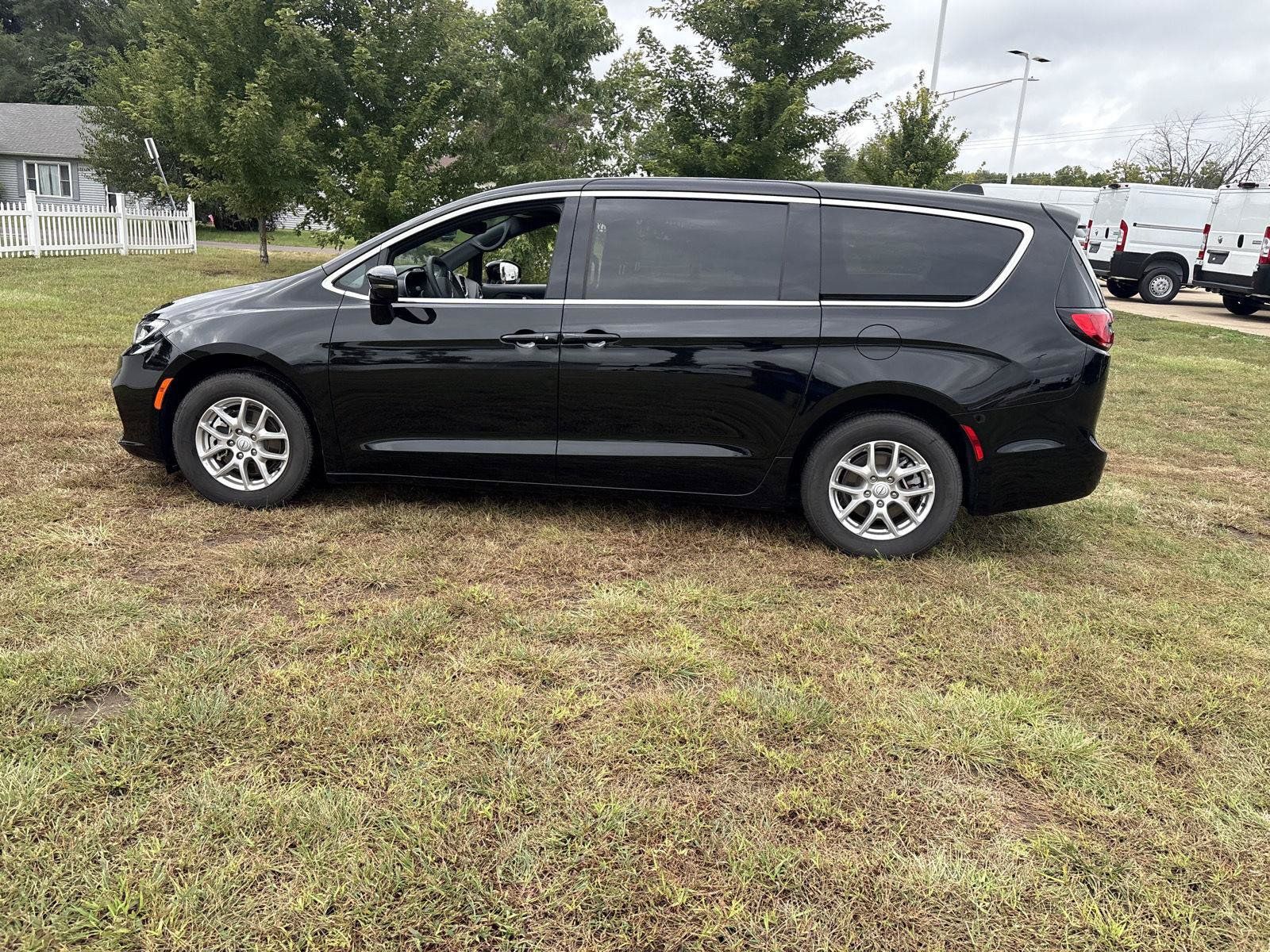 Used 2026 Chrysler Pacifica Select FWD image 8