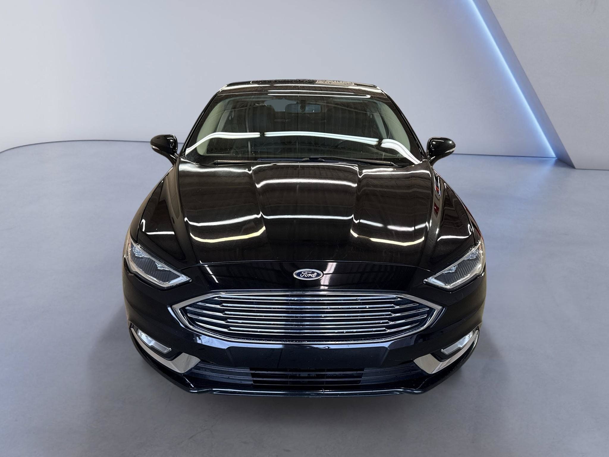 Used 2017 Ford Fusion SE w/ Fusion SE Technology Package AWD/4WD image 2
