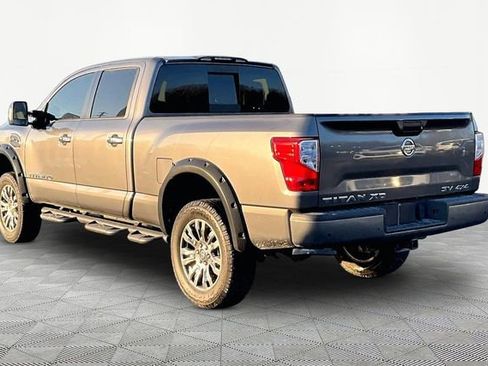 Used 2021 Nissan Titan SV w/ SV Convenience Package image 4