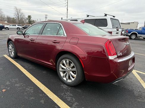 Used 2017 Chrysler 300 Limited image 4