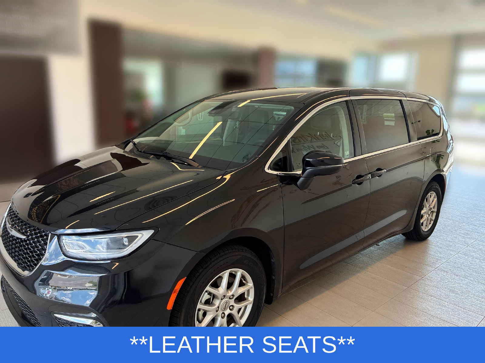 Used 2023 Chrysler Pacifica Touring-L FWD image 4