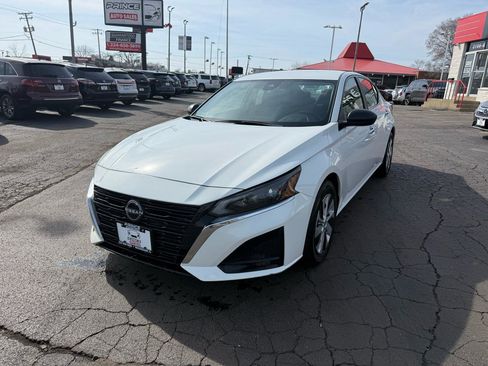 Used 2024 Nissan Altima 2.5 S image 3