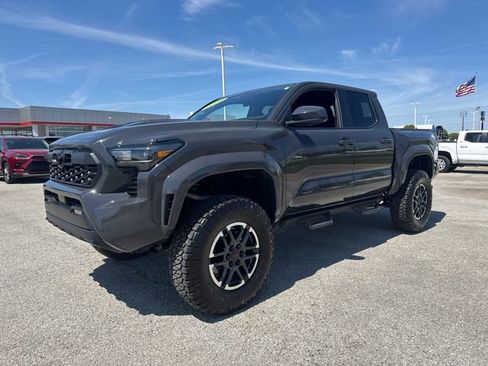 Used 2025 Toyota Tacoma TRD Sport image 2