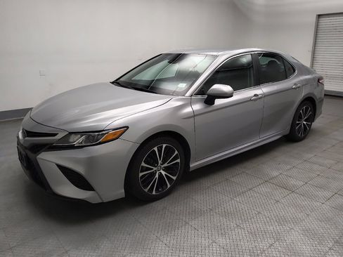 Used 2019 Toyota Camry SE image 2