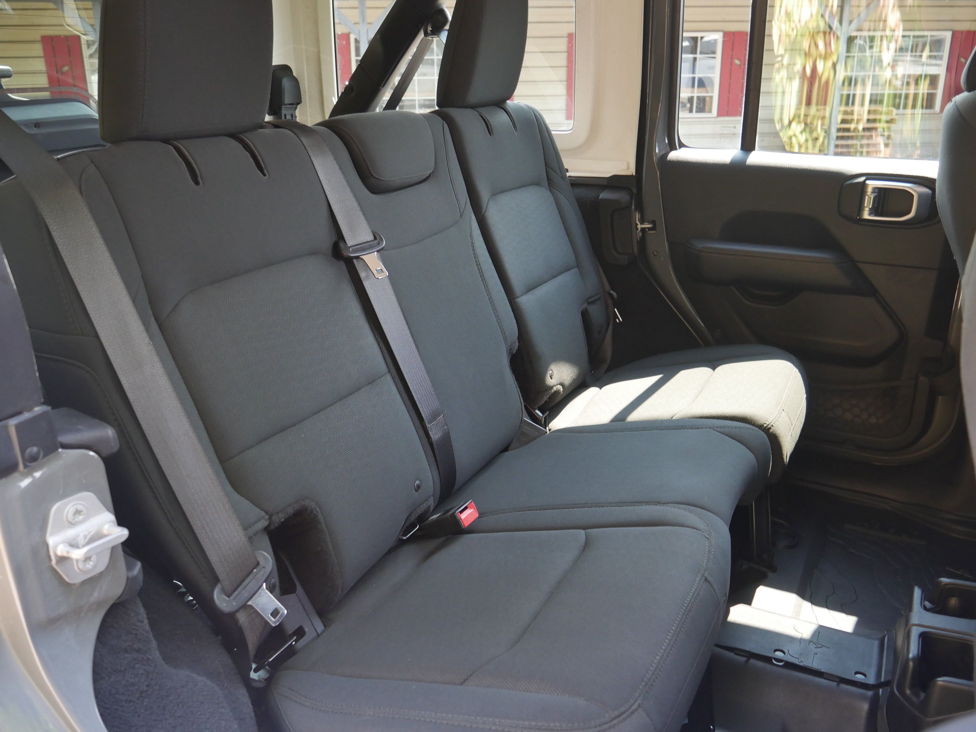 Used 2018 Jeep Wrangler Unlimited Sahara AWD/4WD image 27