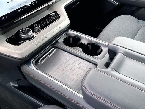 Used 2025 Ford Expedition Active image 21