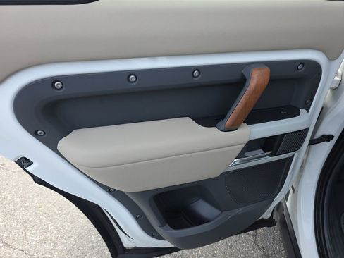 Used 2020 Land Rover Defender 110 SE image 17